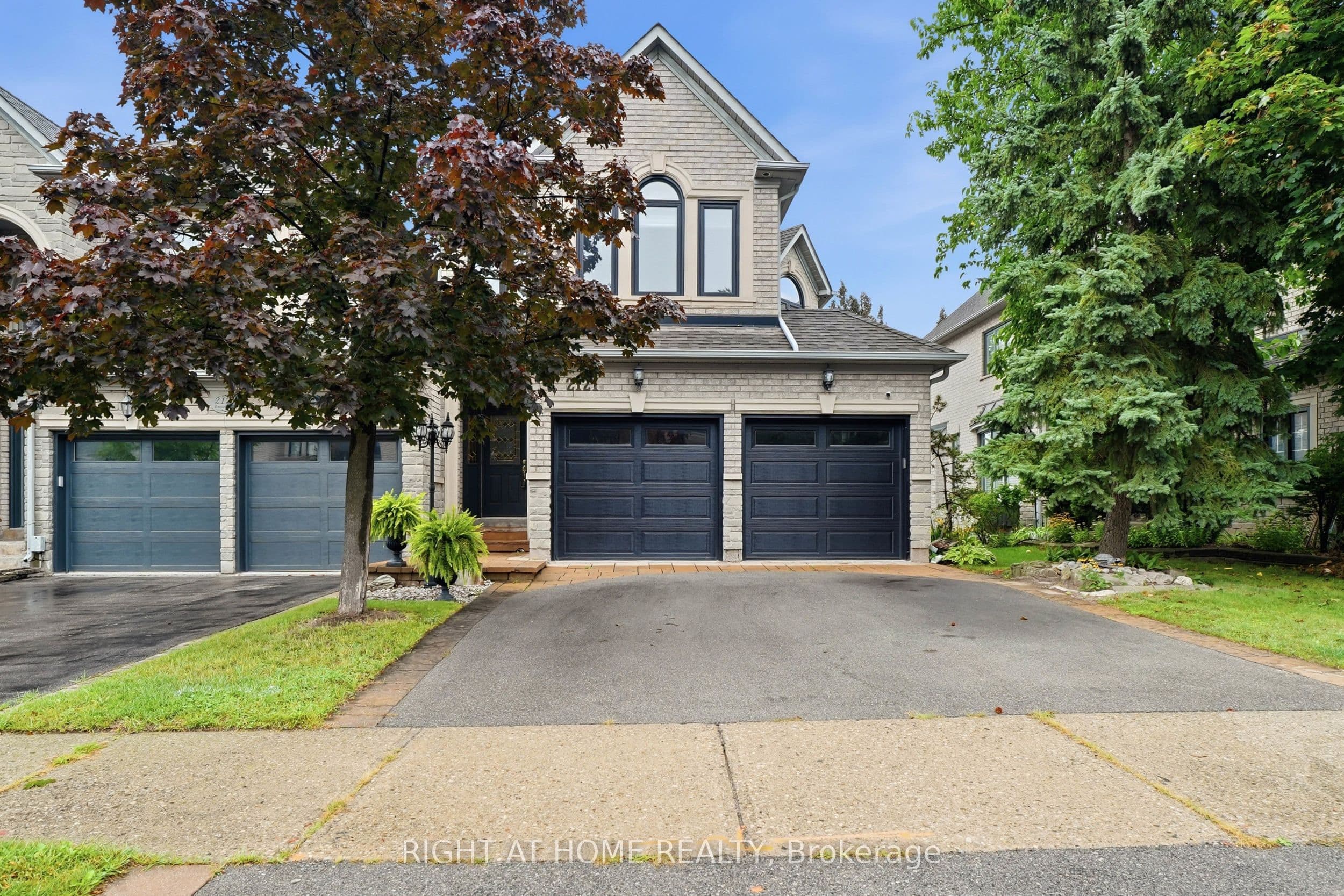 27 Hawkweed Manor photo 1