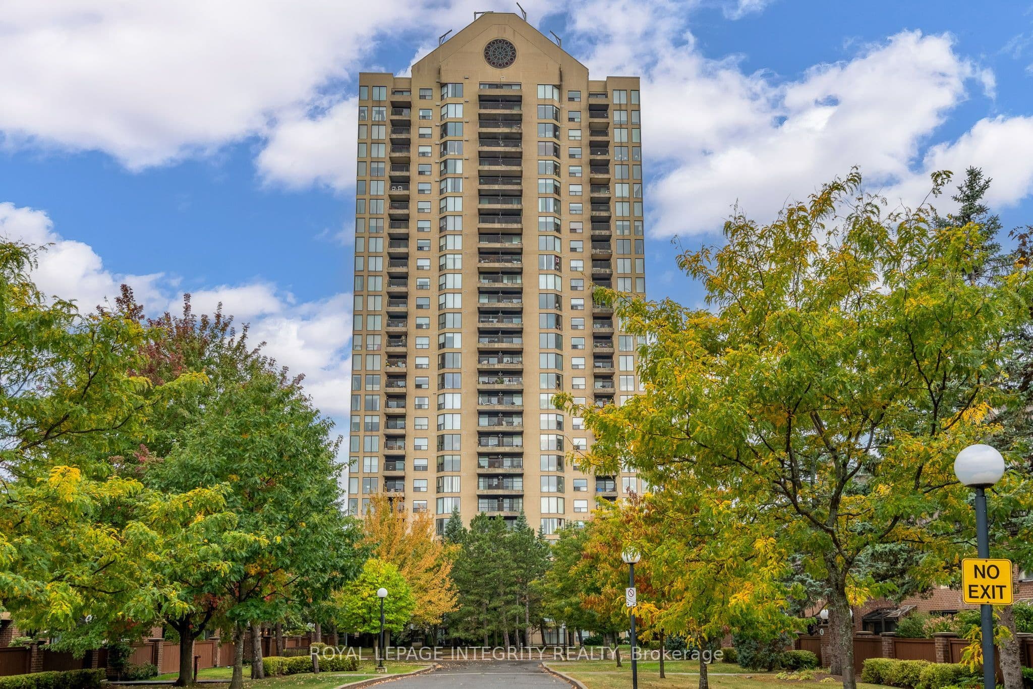Unit 302 545 St. Laurent Boulevard photo 1