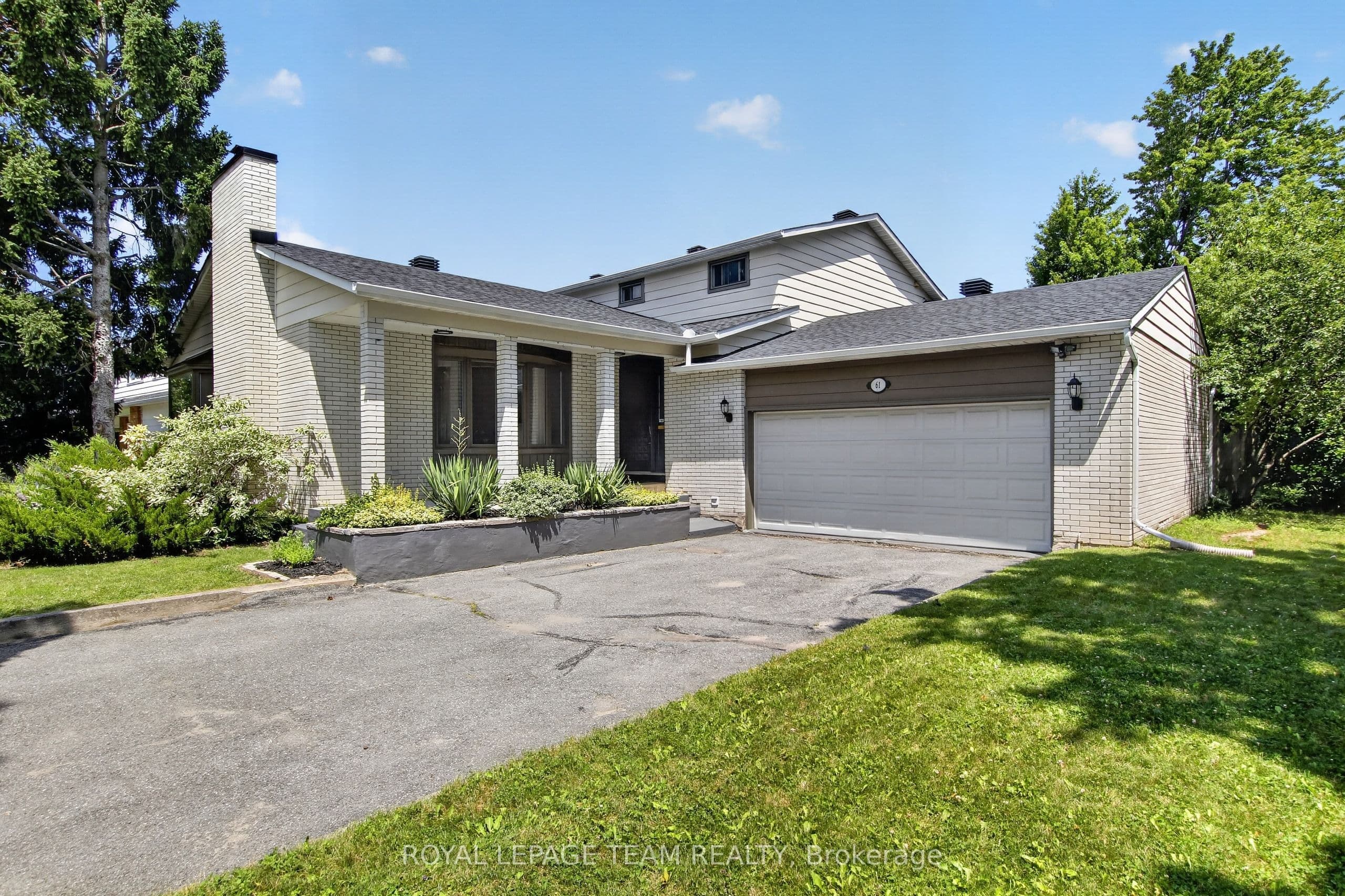 61 Amberwood Crescent photo 1