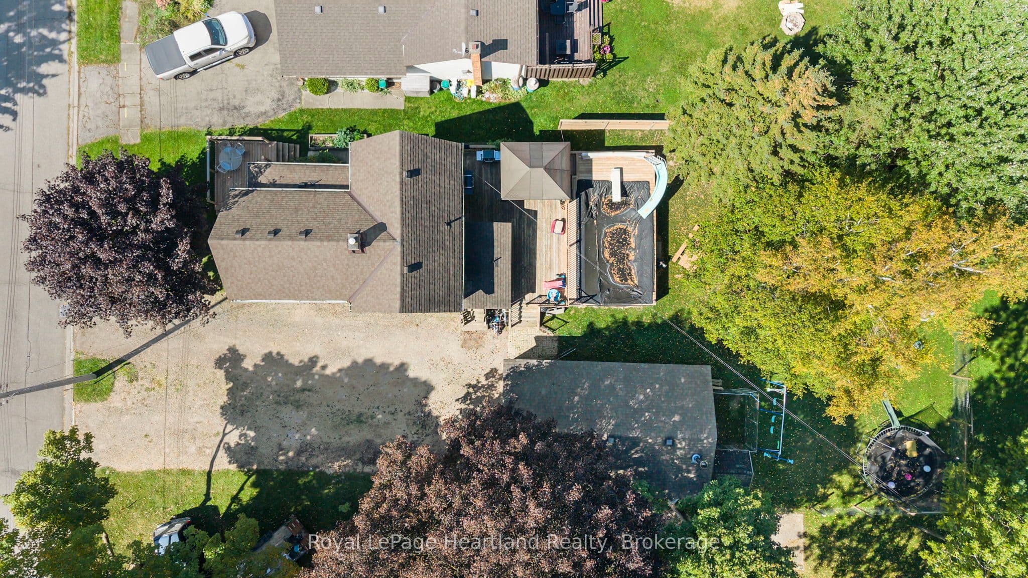 555 RAGLAN Street photo 1
