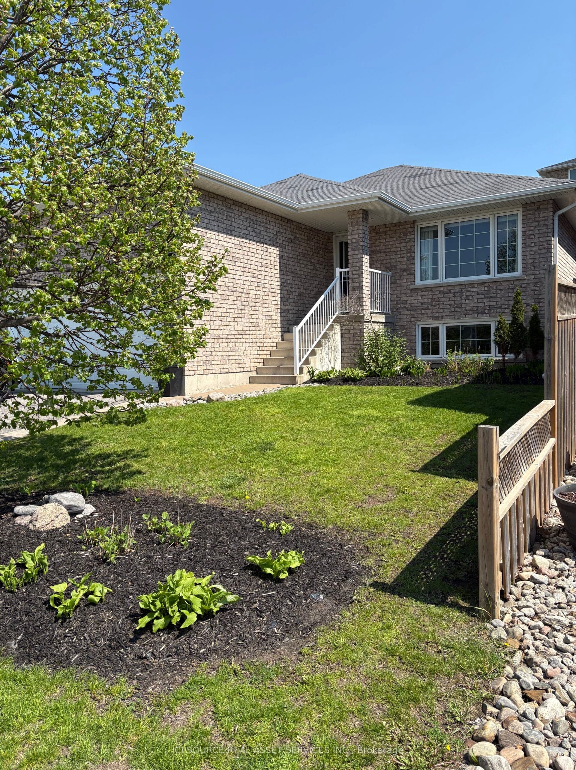 401 Bianco Crescent photo 1