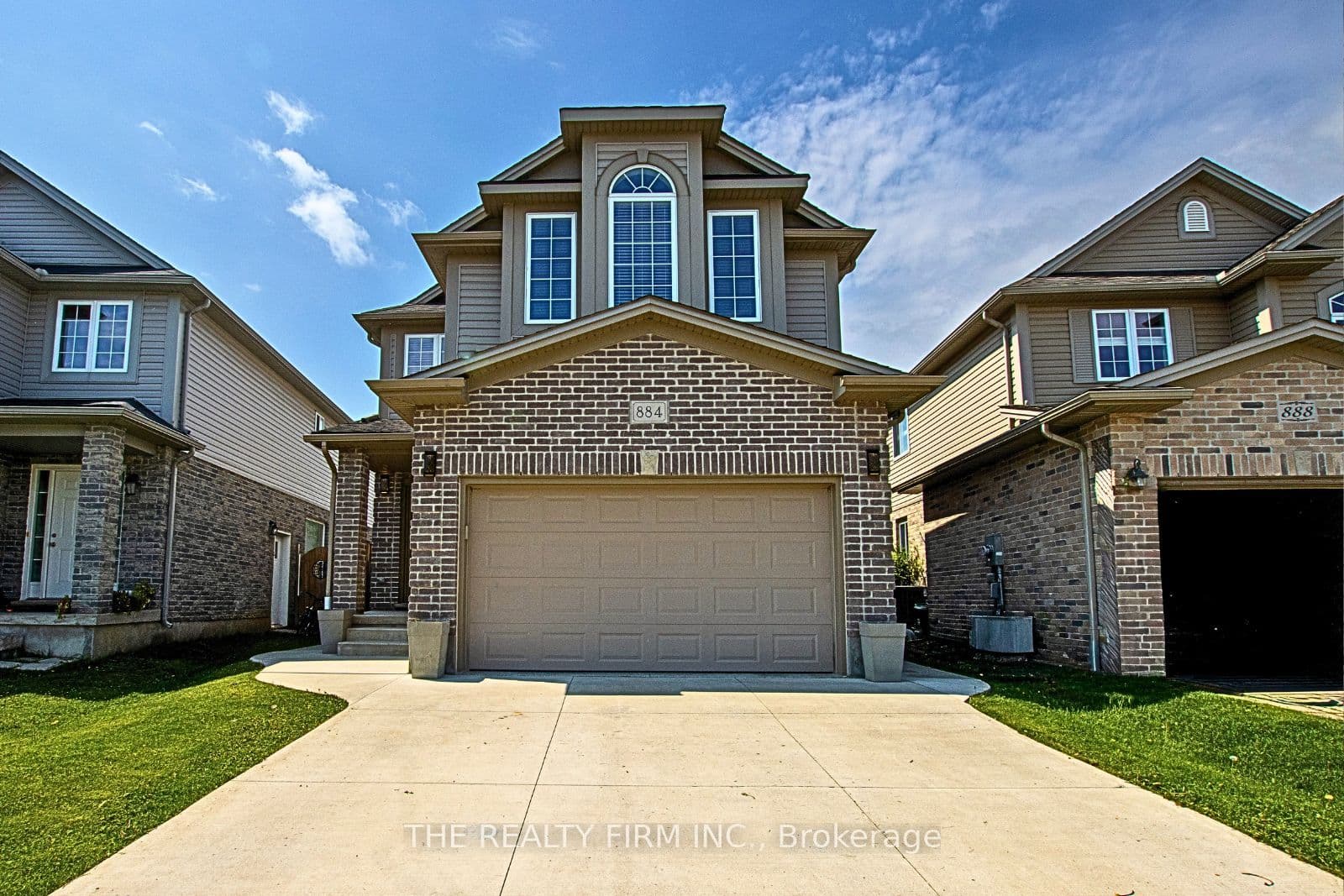 884 Reeves Avenue photo 1