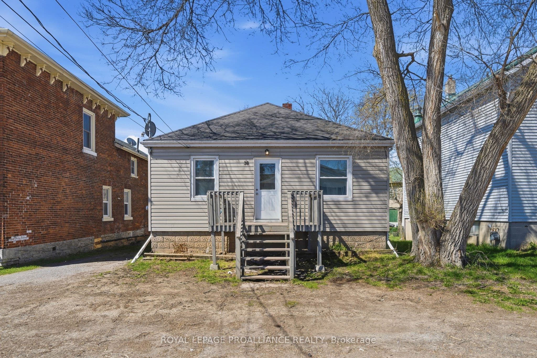 38 Oak Street photo 1