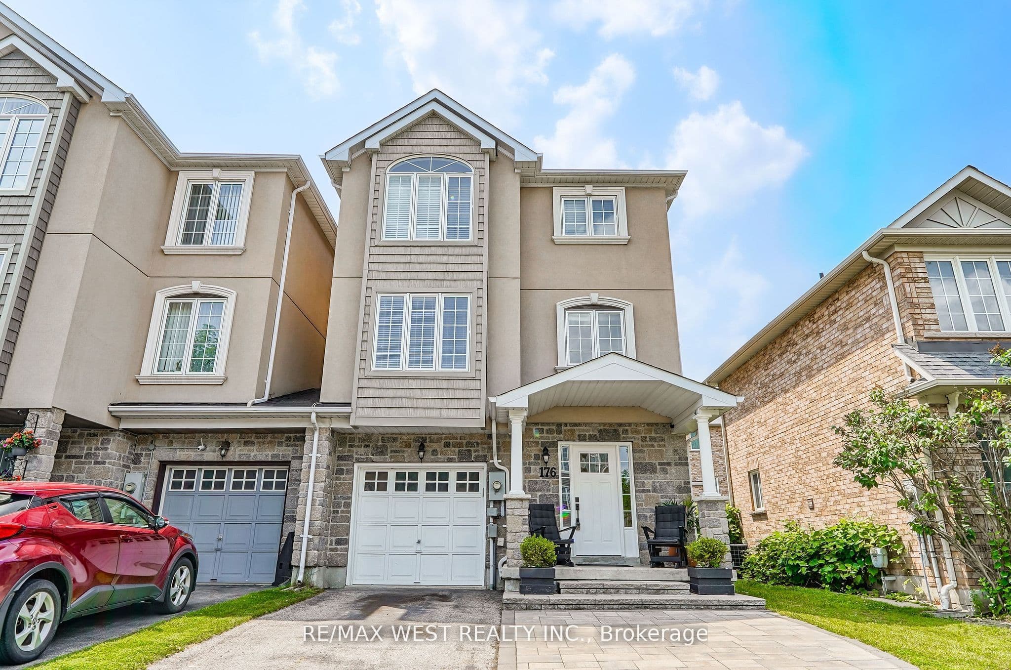 176 Gail Parks Crescent photo 1