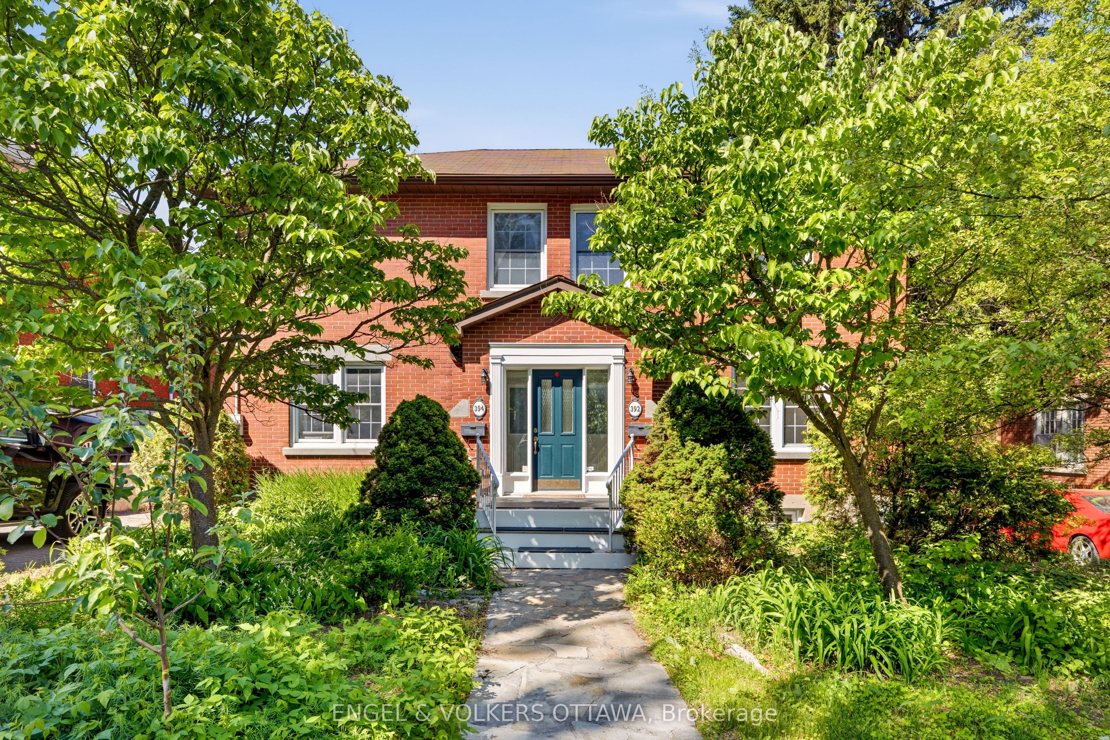 392 Piccadilly Avenue photo 1