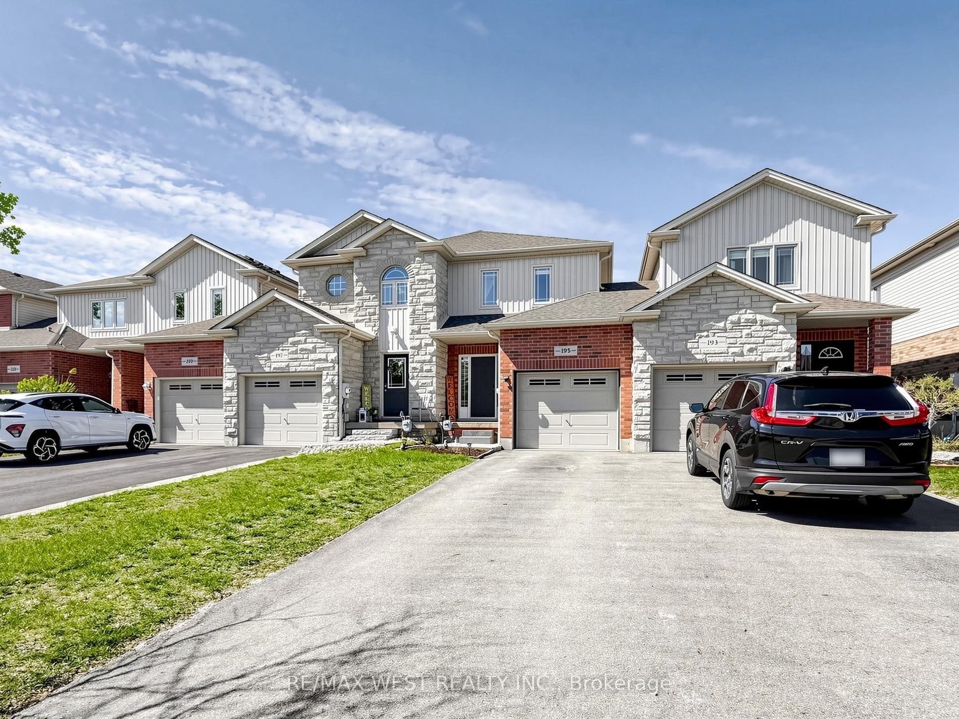 195 Banting Crescent photo 1