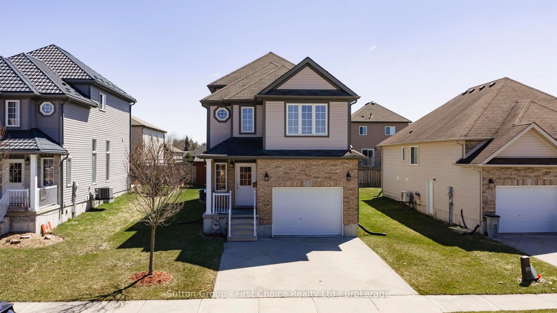 670 Reid Crescent photo 1
