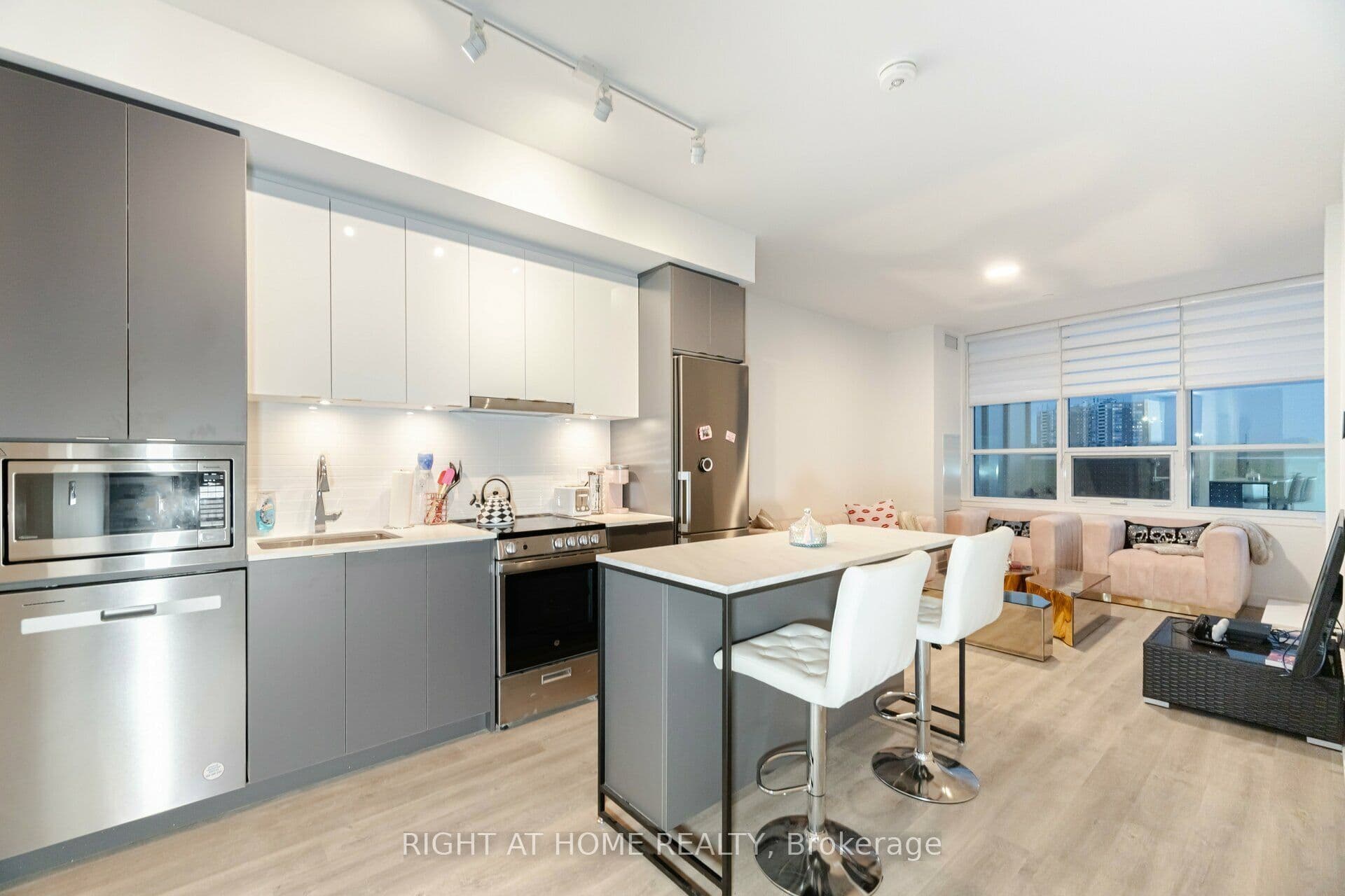Unit B-226 50 Upper MAll Way photo 1
