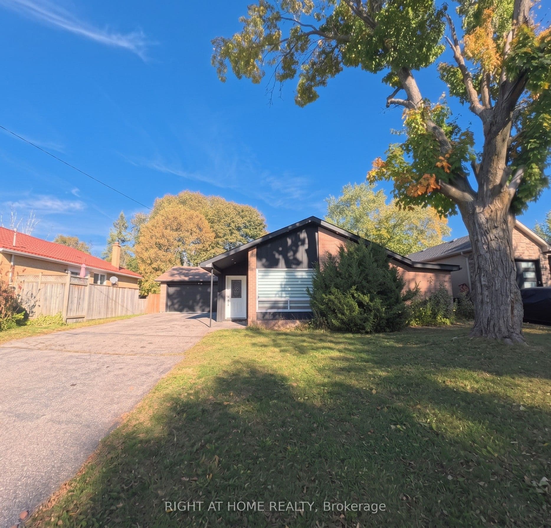 35 Knowles Crescent photo 1