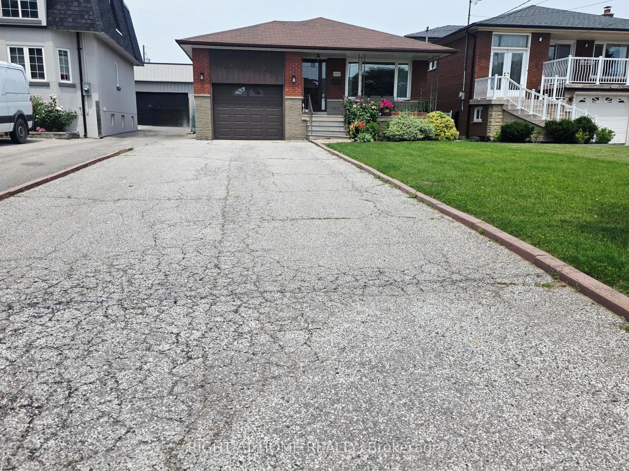 Unit Lower 252 Maple Leaf Drive photo 1