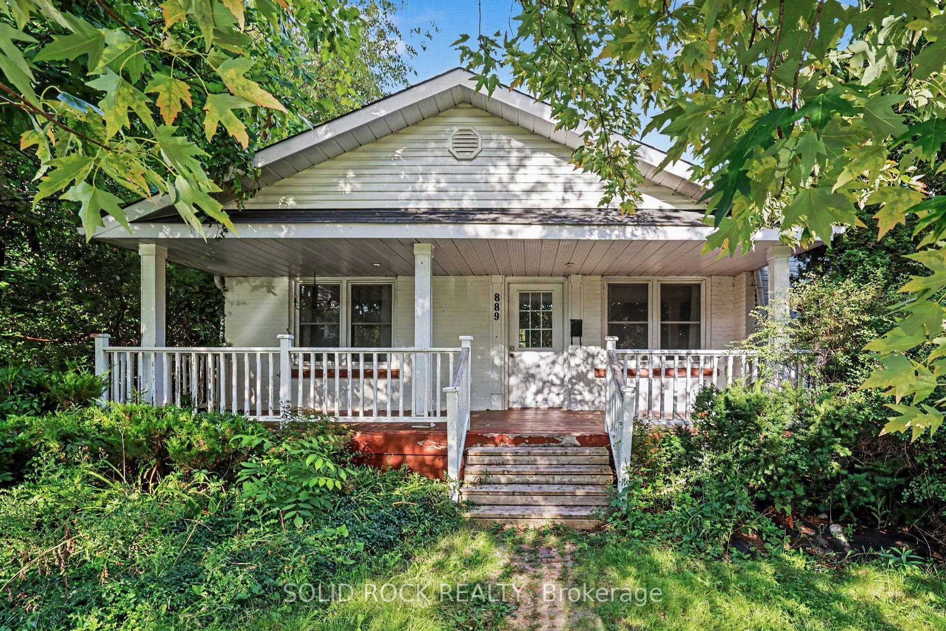 889 Mountainview Avenue photo 1