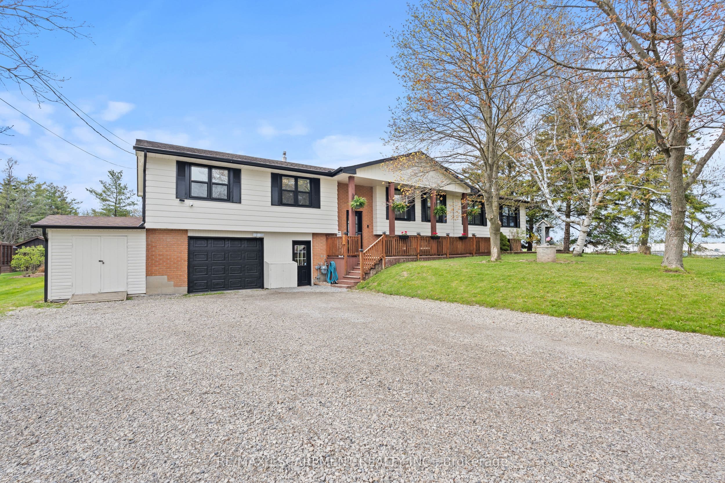 5090 Blackheath Road photo 1