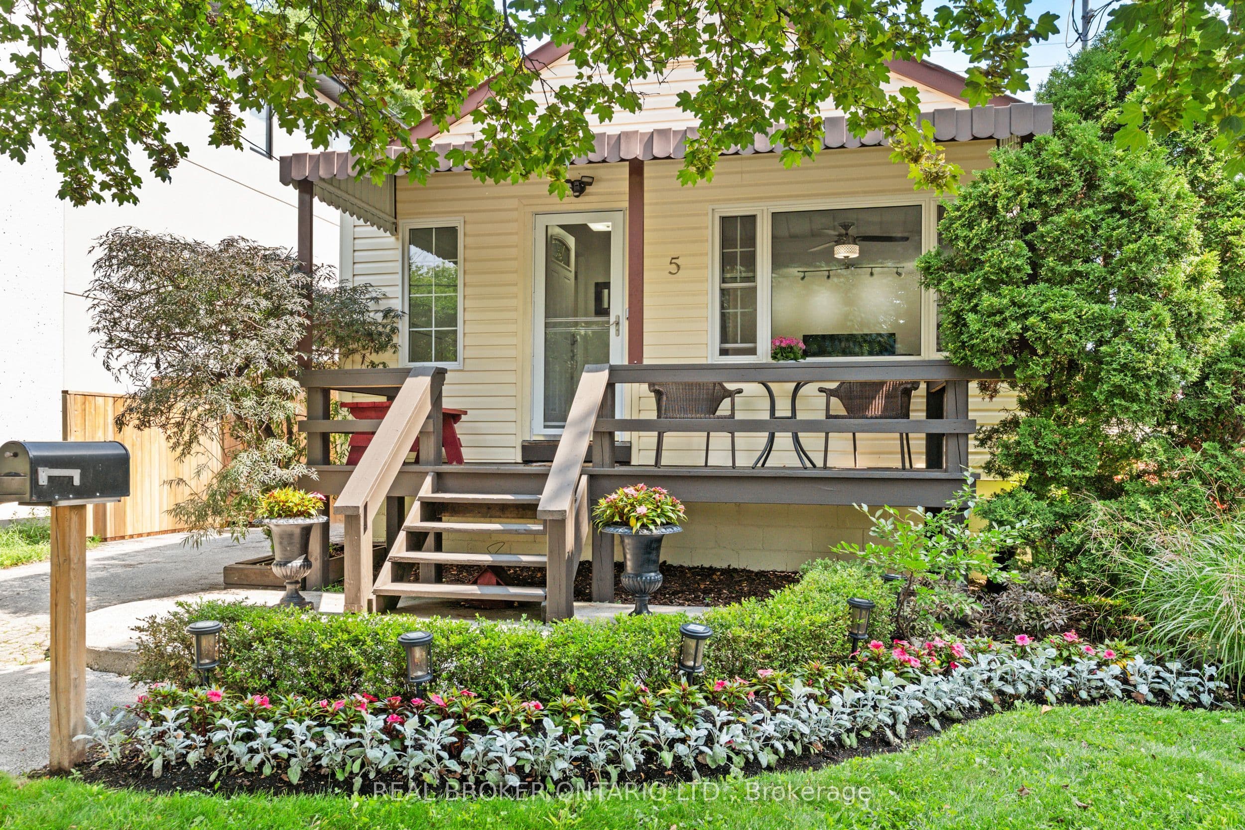 5 Acorn Avenue photo 1