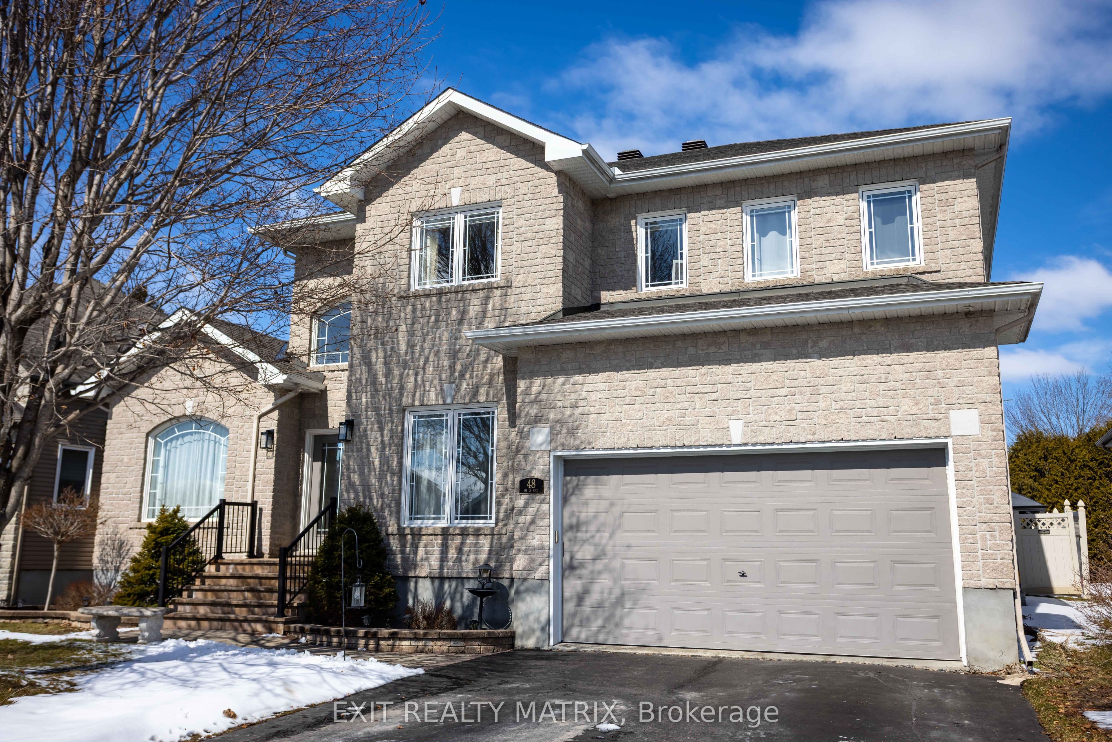 48 De La Rive Drive photo 1