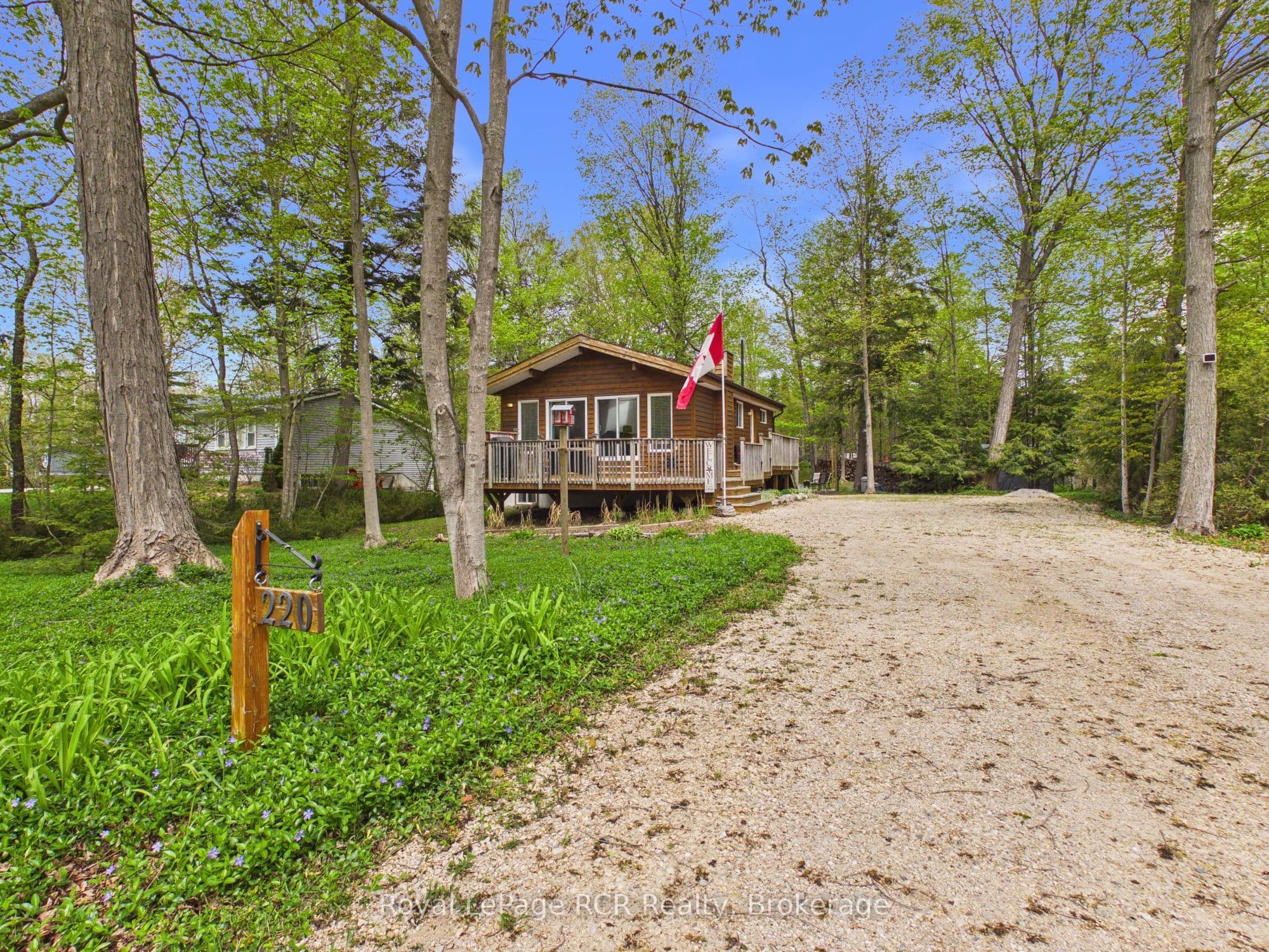 220 Shadywood Crescent photo 1