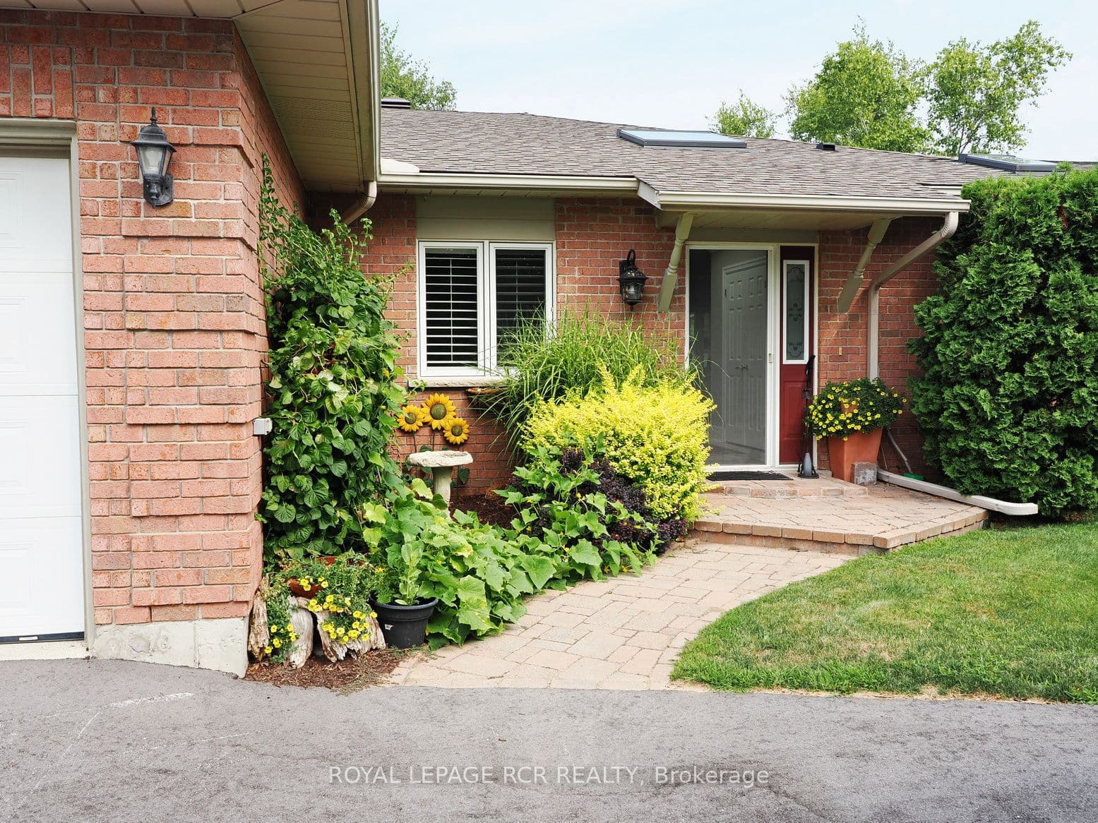 2-28 Reddington Drive photo 1