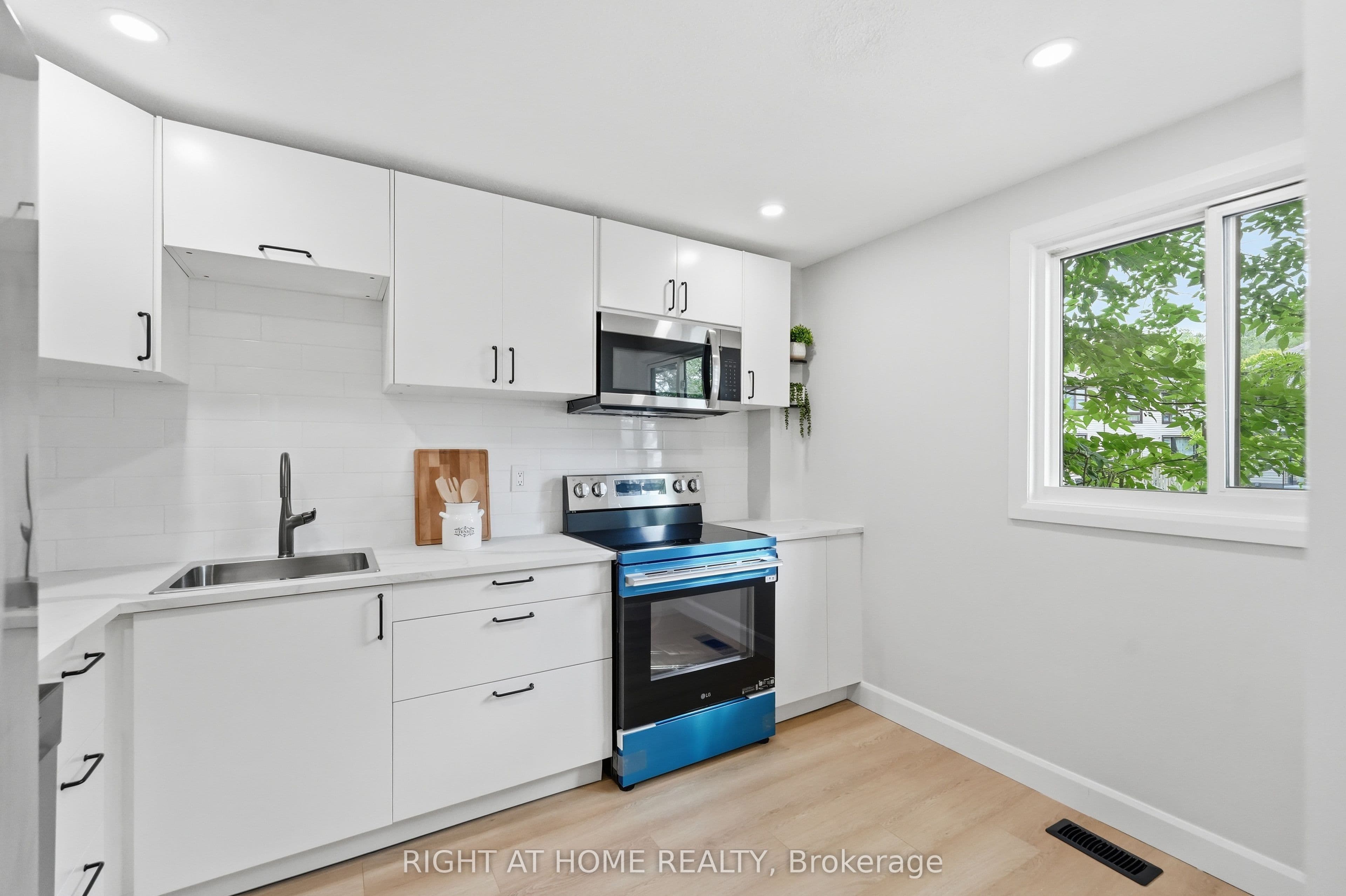 Unit 3 7874 Jeanne D'arc Boulevard photo 1