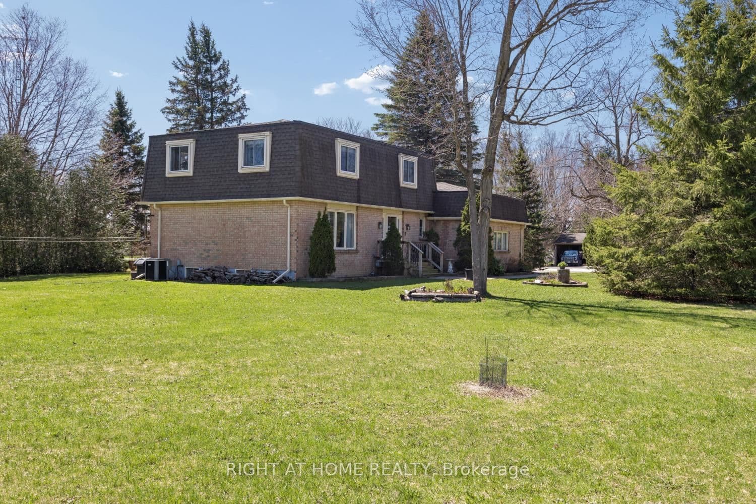 121 Robmar Crescent photo 1