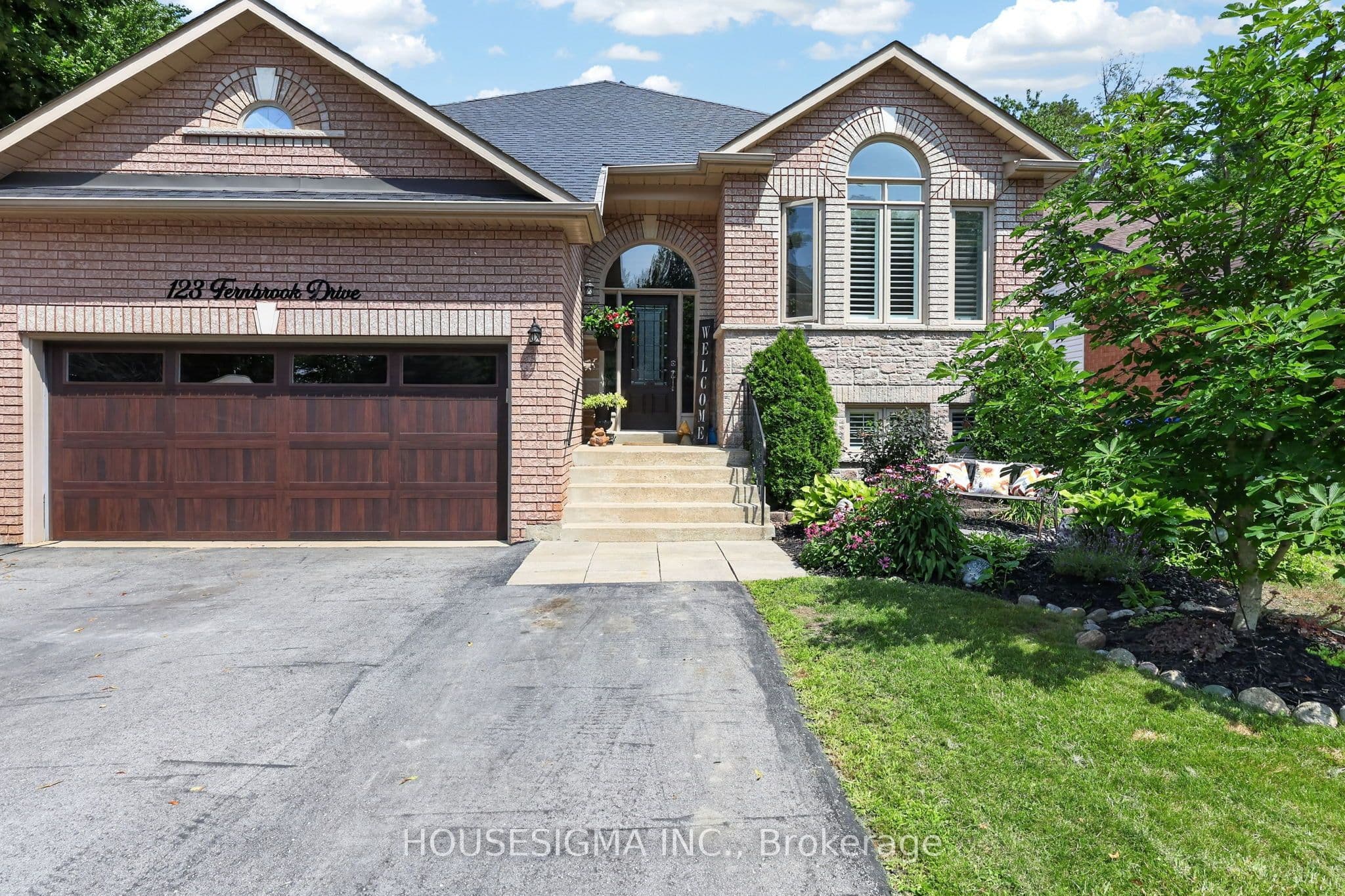 123 Fernbrook Drive photo 1