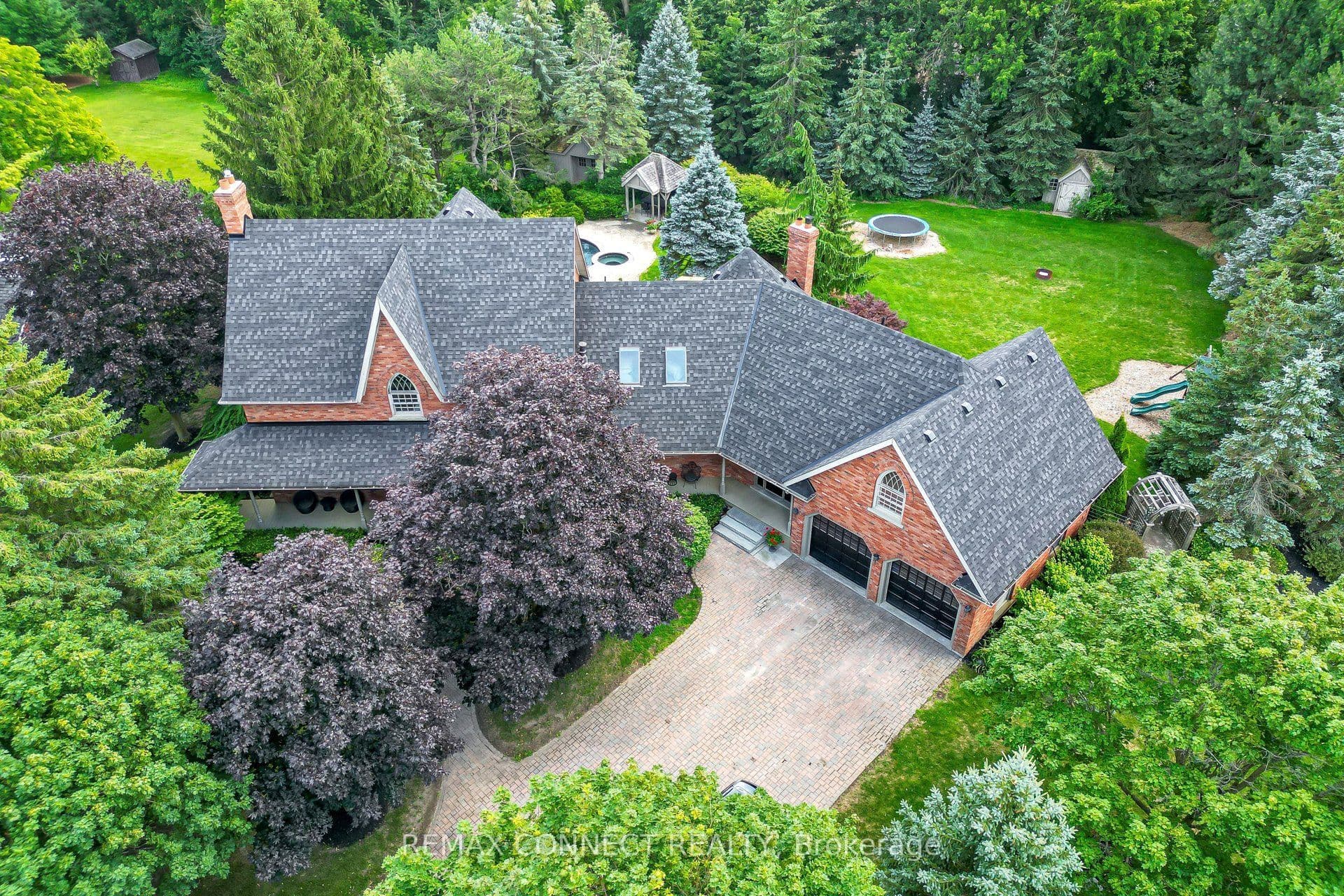 255 Loretta Crescent photo 1