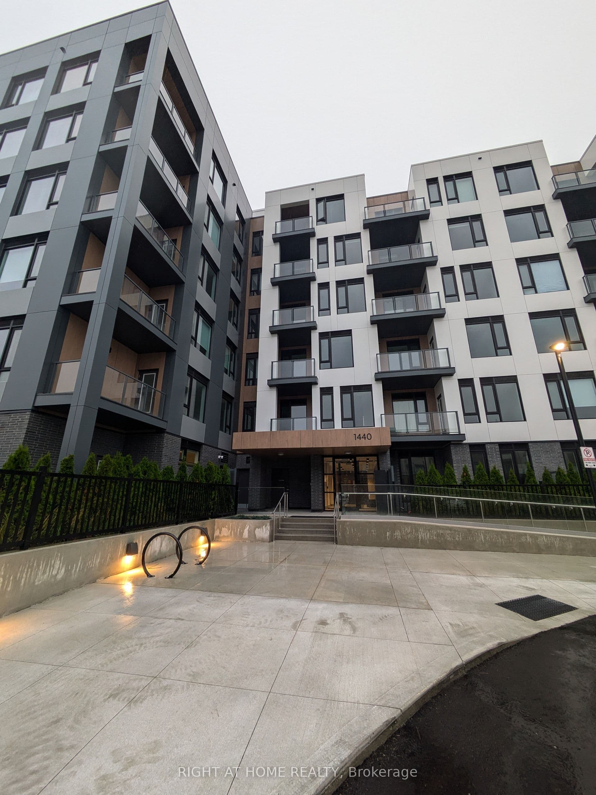 Unit 102 1440 Clarriage Court photo 1