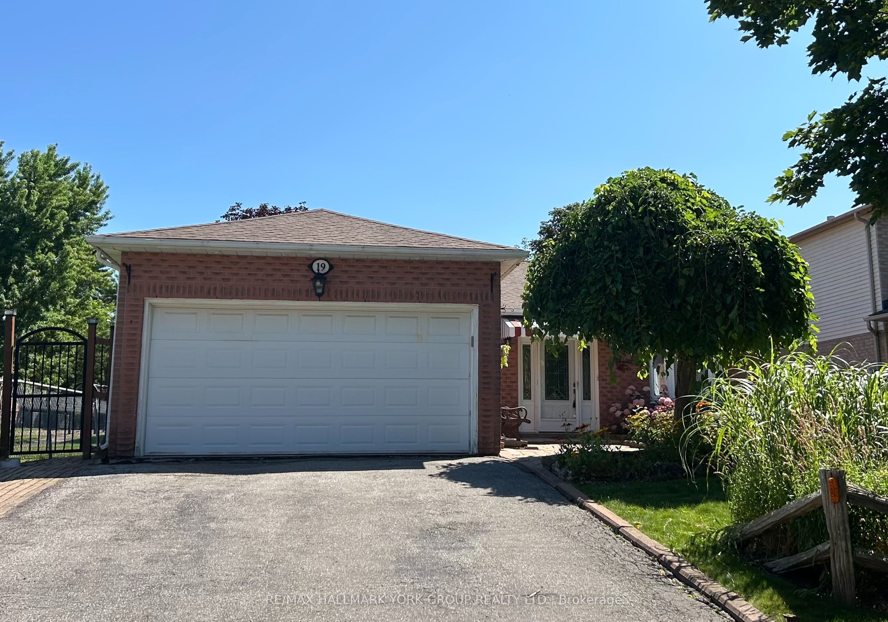 19 Stonehill Boulevard photo 1
