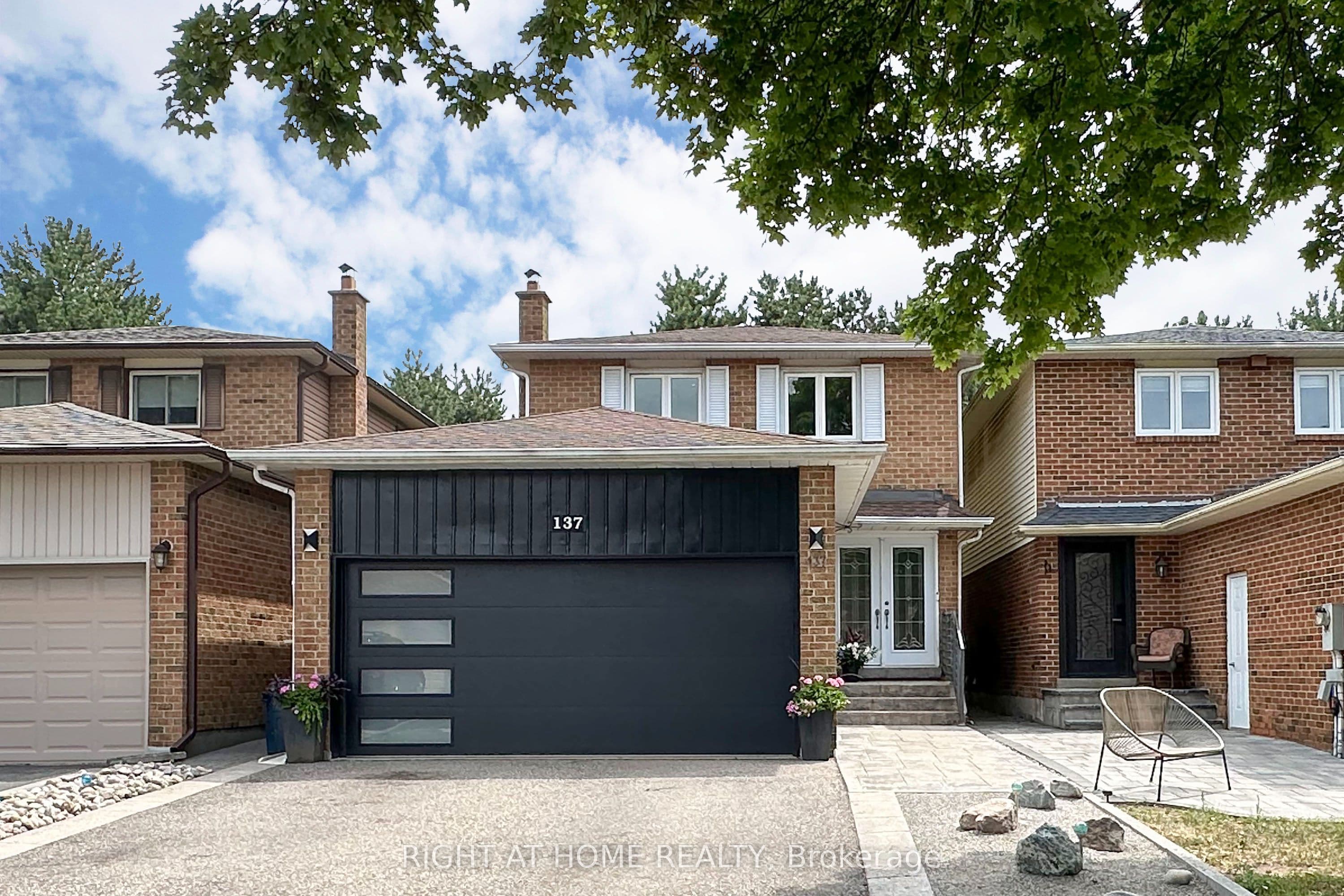 137 Joanna Crescent photo 1