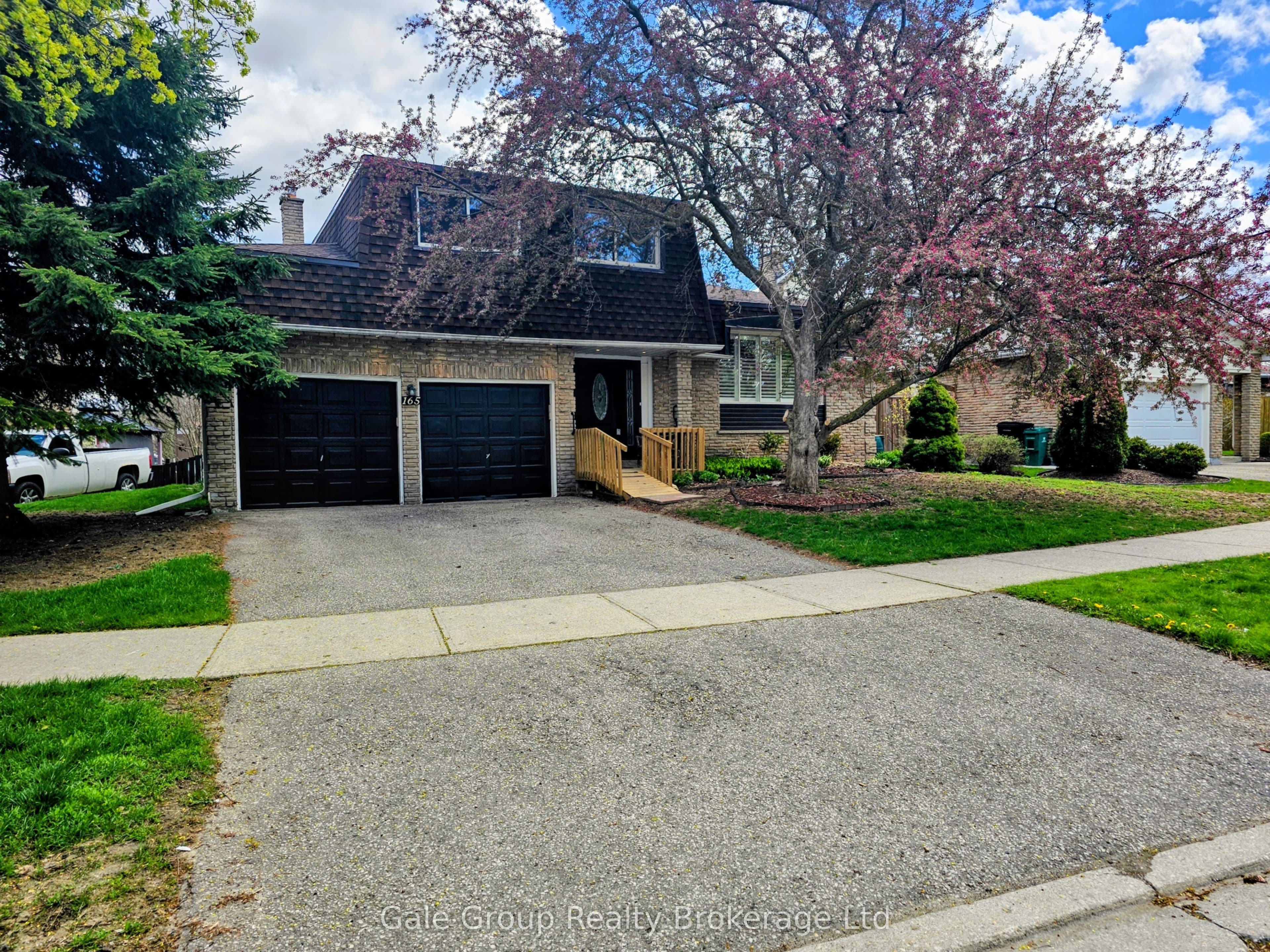 165 Brookside Crescent photo 1