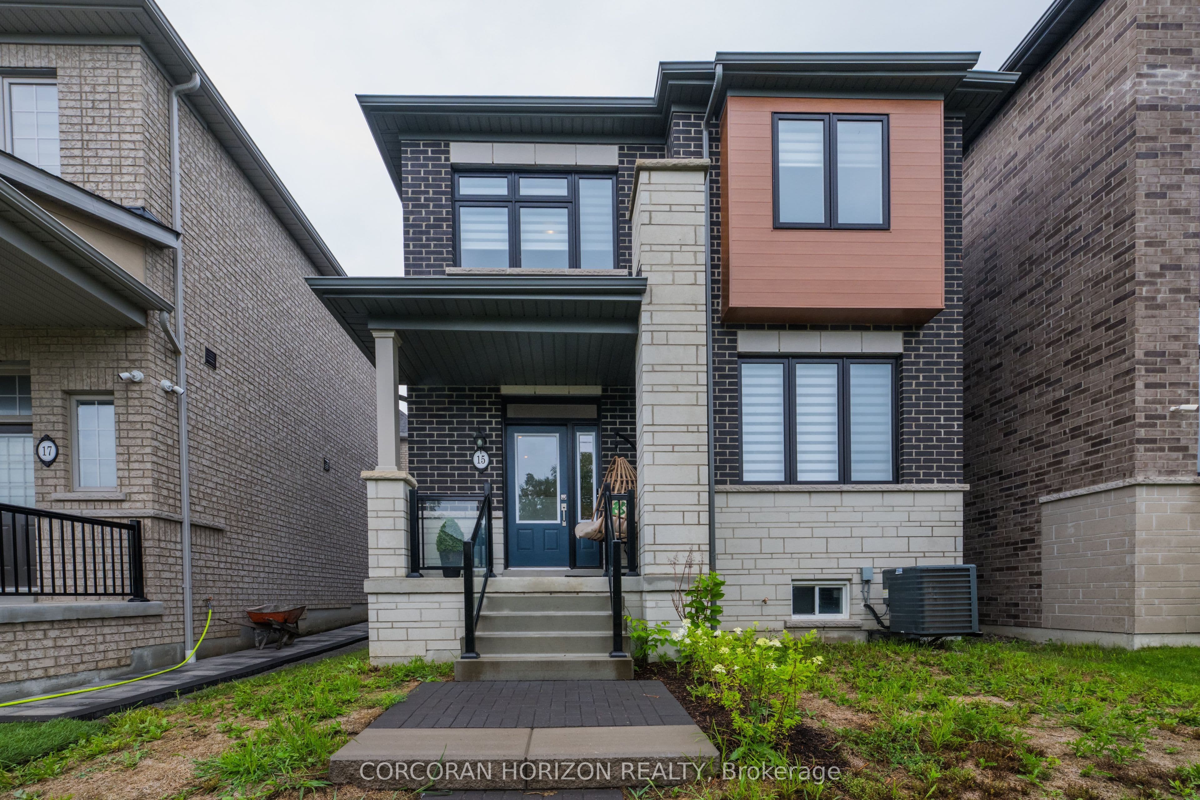 15 Mountainside Crescent photo 1